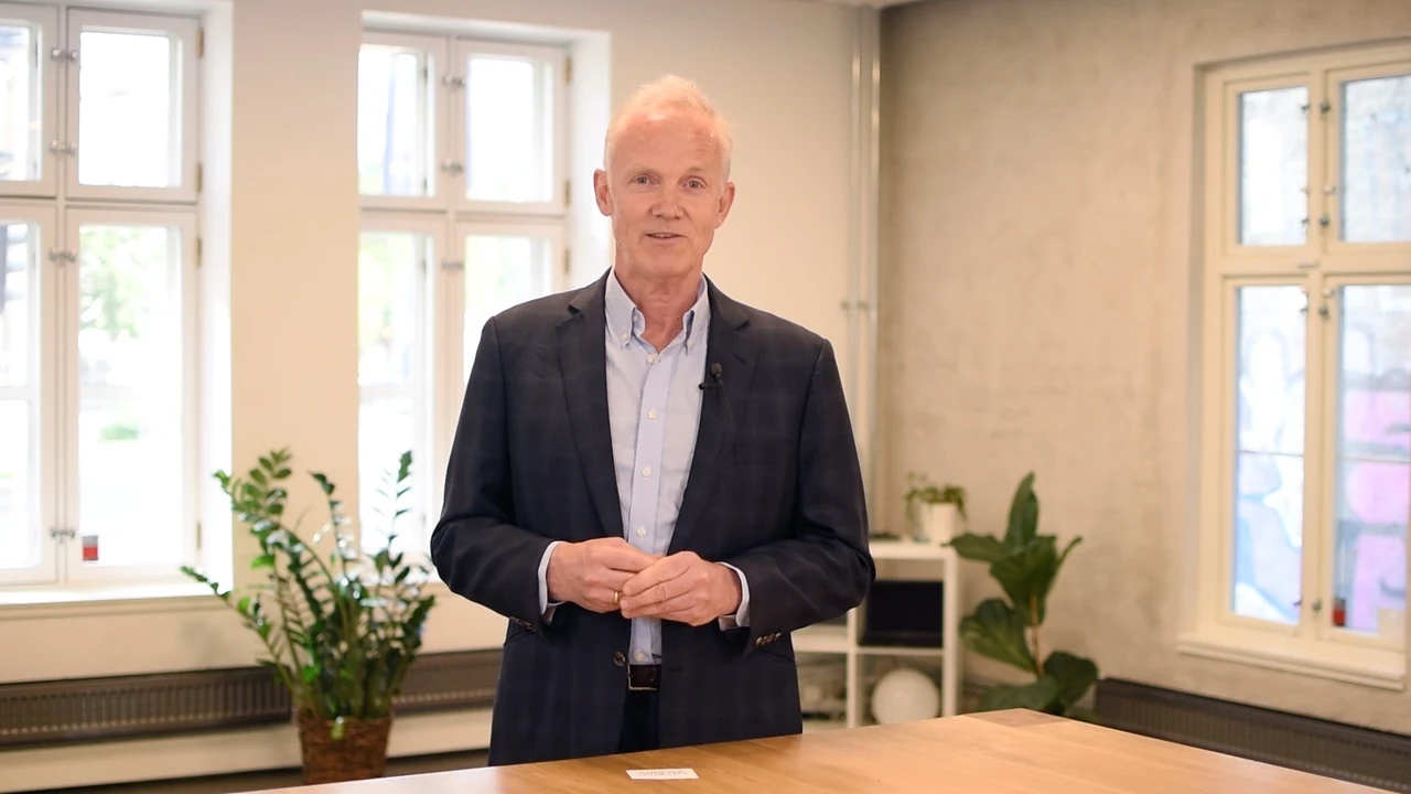 Morten Persen i mørk dressjakke og lyseblå skjorte